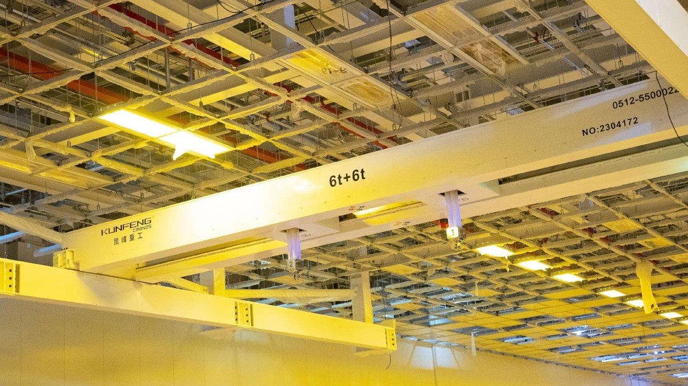 Cleanroom overhead crane for semiconductors